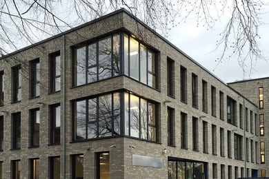 The construction of a residential and commercial building in Lünen had to fulfil stringent thermal insulation, sound insulation, and design requirements. The 110 windows provided by Josef Baumeister GmbH of Borken were based on “System 76” fitted with triple glazing.