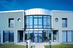 Fabrikgebäude mit Stahlblauen Fenstern