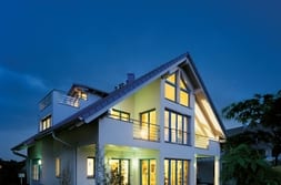 Passive house with full-storey window elements