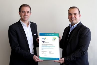 Stefan Schäfer (Directeur Marketing et Produits) et Christian Amling (Directeur des Opérations) avec la certification VinylPlus 