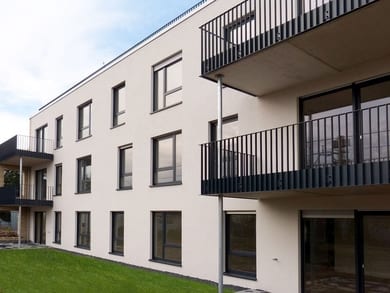 Merheim, Cologne: Consisting of six differently designed building units, this residential and commercial complex with 78 tenements is a fascinating instance of modern architecture with slender windows from the “System 76” range – manufactured by FTR Fenster- und Türenwerk Rösler GmbH.